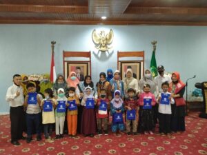 Penyerahan Bantuan Seragam Sekolah SD, SMP oleh PEMDA Kota Bengkulu Melalui PT. BPRS Fadhilah Kota Bengkulu