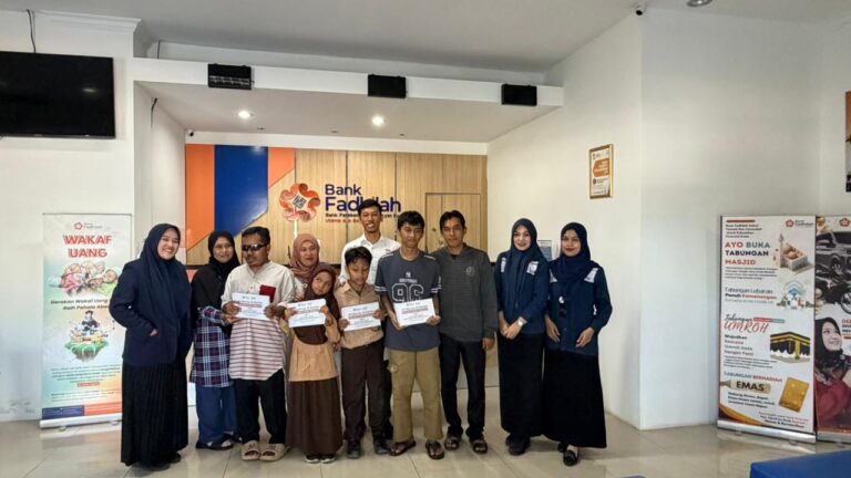 penyaluran Al-Qur’an Braille kepada mauquf ‘alaih dalam Program CWLD Seri 01 hasil kolaborasi antara Bank Fadhilah dan BMM.
