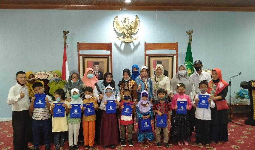 Penyerahan Bantuan Seragam Sekolah SD, SMP oleh PEMDA Kota Bengkulu Melalui PT. BPRS Fadhilah Kota Bengkulu