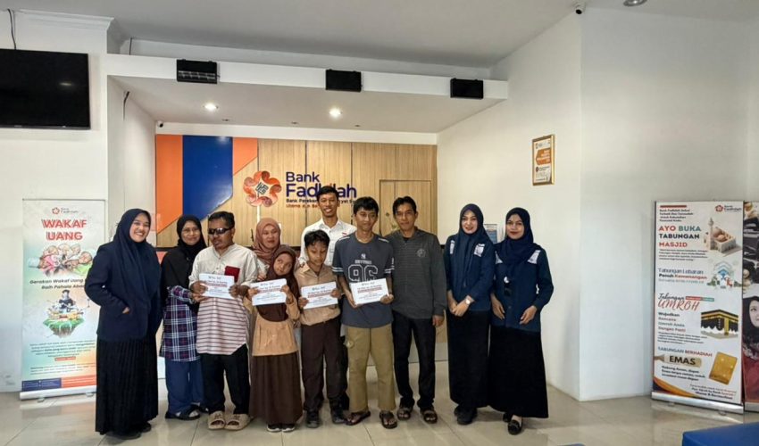 penyaluran Al-Qur’an Braille kepada mauquf ‘alaih dalam Program CWLD Seri 01 hasil kolaborasi antara Bank Fadhilah dan BMM.
